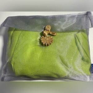 Ovcio Featherlight Cashmere Scarf in bag size is 87x39